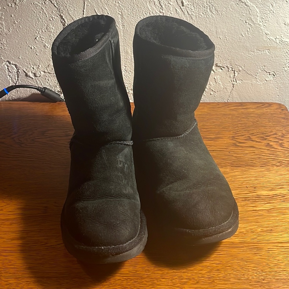 THE brown mini ugg boot. Like new condition, little signs of wear. Size 8.